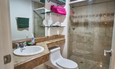 VENDEDOR MOTIVADO Condominio en venta Portofino, vista a la marina. Turn-key deal