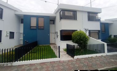 Casa de venta Dos Hemisferios, Pusuqui, con patio amplio, junto a colegio Espejo, vias