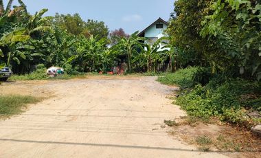 Sale of land. Near the purple line, --e best price in this area, 100 sq m., suitable for building a quiet residential house, close to many amenities