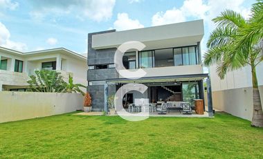 Casa en Venta en Cancun en Residencial Lagos del Sol a Pie de Lago y con Alberca
