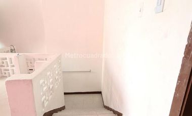 VENTA CASA  DOS PISOS ESQUINERA CON LOCALES BARRIO ALAMEDA