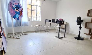 VENTA CASA  DOS PISOS ESQUINERA CON LOCALES BARRIO ALAMEDA