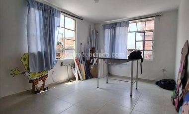 VENTA CASA  DOS PISOS ESQUINERA CON LOCALES BARRIO ALAMEDA