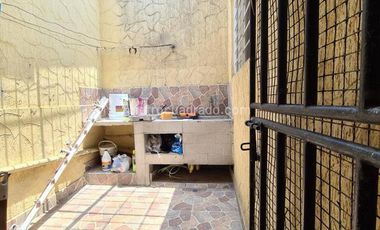 VENTA CASA  DOS PISOS ESQUINERA CON LOCALES BARRIO ALAMEDA