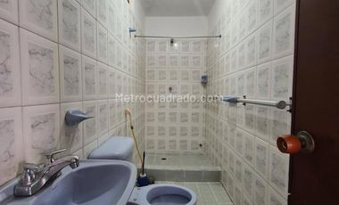 VENTA CASA  DOS PISOS ESQUINERA CON LOCALES BARRIO ALAMEDA