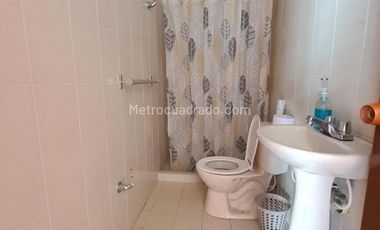 VENTA CASA  DOS PISOS ESQUINERA CON LOCALES BARRIO ALAMEDA