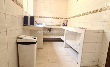 VENTA CASA  DOS PISOS ESQUINERA CON LOCALES BARRIO ALAMEDA