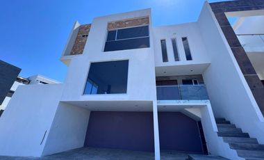 casa de autor en esquina con sotano , HAB DE SERVICIO y terraza cerca de la universidad Anahuac. Zibata