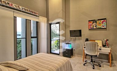 Casa en Venta en Cancun en Residencial Lagos del Sol con Alberca y Jardin