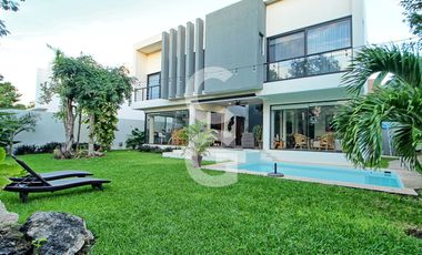 Casa en Venta en Cancun en Residencial Lagos del Sol con Alberca y Jardin