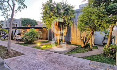 Casa en Venta en Cancun en Residencial Lagos del Sol con Alberca y Jardin