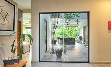 Casa en Venta en Cancun en Residencial Lagos del Sol con Alberca y Jardin