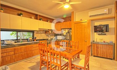 Casa en Venta en Cancun en Residencial Lagos del Sol con Alberca y Jardin