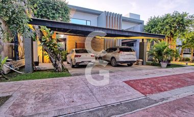 Casa en Venta en Cancun en Residencial Lagos del Sol con Alberca y Jardin