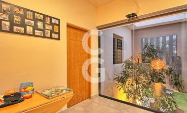 Casa en Venta en Cancun en Residencial Lagos del Sol con Alberca y Jardin