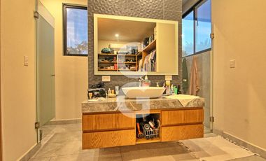 Casa en Venta en Cancun en Residencial Lagos del Sol con Alberca y Jardin