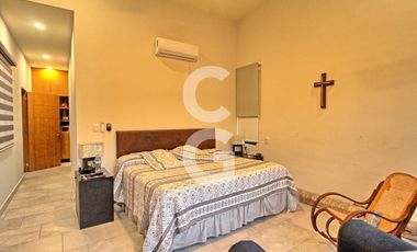 Casa en Venta en Cancun en Residencial Lagos del Sol con Alberca y Jardin