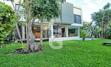Casa en Venta en Cancun en Residencial Lagos del Sol con Alberca y Jardin