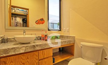 Casa en Venta en Cancun en Residencial Lagos del Sol con Alberca y Jardin