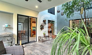 Casa en Venta en Cancun en Residencial Lagos del Sol con Alberca y Jardin