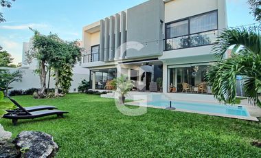 Casa en Venta en Cancun en Residencial Lagos del Sol con Alberca y Jardin