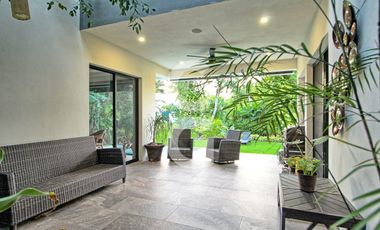 Casa en Venta en Cancun en Residencial Lagos del Sol con Alberca y Jardin