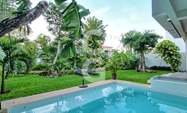 Casa en Venta en Cancun en Residencial Lagos del Sol con Alberca y Jardin