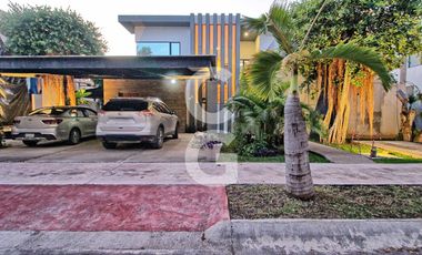 Casa en Venta en Cancun en Residencial Lagos del Sol con Alberca y Jardin