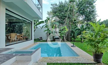 Casa en Venta en Cancun en Residencial Lagos del Sol con Alberca y Jardin