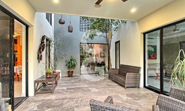 Casa en Venta en Cancun en Residencial Lagos del Sol con Alberca y Jardin