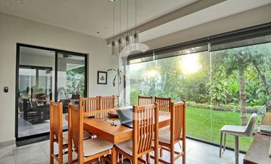 Casa en Venta en Cancun en Residencial Lagos del Sol con Alberca y Jardin