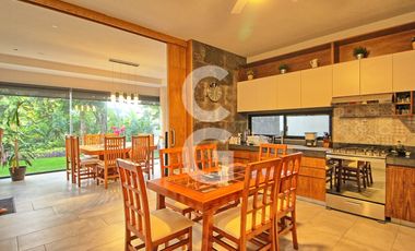 Casa en Venta en Cancun en Residencial Lagos del Sol con Alberca y Jardin