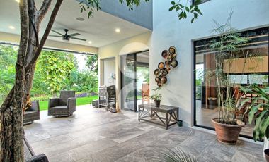 Casa en Venta en Cancun en Residencial Lagos del Sol con Alberca y Jardin