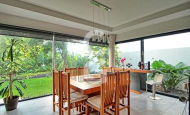 Casa en Venta en Cancun en Residencial Lagos del Sol con Alberca y Jardin