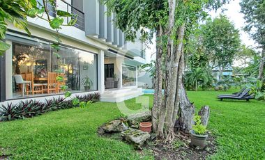 Casa en Venta en Cancun en Residencial Lagos del Sol con Alberca y Jardin