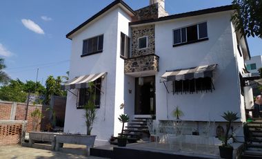 Casa sola de 4 recamaras con alberca  en Burgos Cuernavaca, Temixco, Mor.