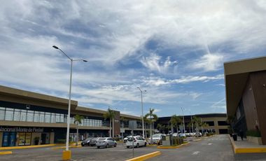 Se vende local comercial nuevo en Plaza Zapata (aún costado de Home Depot)