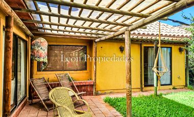 Leon Propiedades vende hermosa casa con piscina en sector Lo Aguila, Curacavi.