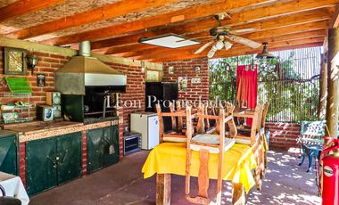 Leon Propiedades vende hermosa casa con piscina en sector Lo Aguila, Curacavi.