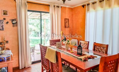 Leon Propiedades vende hermosa casa con piscina en sector Lo Aguila, Curacavi.