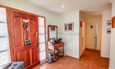 Leon Propiedades vende hermosa casa con piscina en sector Lo Aguila, Curacavi.