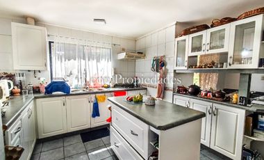 Leon Propiedades vende hermosa casa con piscina en sector Lo Aguila, Curacavi.