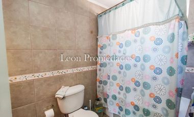 Leon Propiedades vende hermosa casa con piscina en sector Lo Aguila, Curacavi.