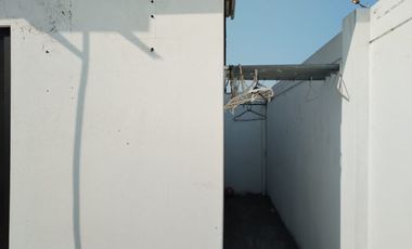 ALQUILO CASA DE 3 HABITACIONES AMPLIA EN NAPOLI