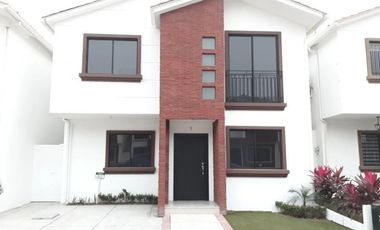 ALQUILO CASA DE 3 HABITACIONES AMPLIA EN NAPOLI