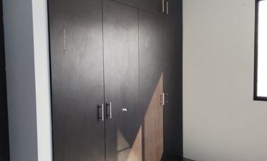 ALQUILO CASA DE 3 HABITACIONES AMPLIA EN NAPOLI