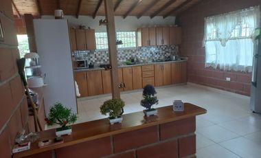 VENDO FINCA PLANA CON INMENSA CASA EN BARBOSA ANTIOQUIA.