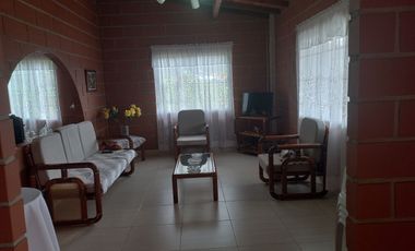 VENDO FINCA PLANA CON INMENSA CASA EN BARBOSA ANTIOQUIA.