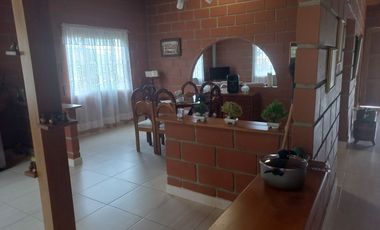 VENDO FINCA PLANA CON INMENSA CASA EN BARBOSA ANTIOQUIA.