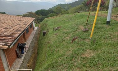 VENDO FINCA PLANA CON INMENSA CASA EN BARBOSA ANTIOQUIA.